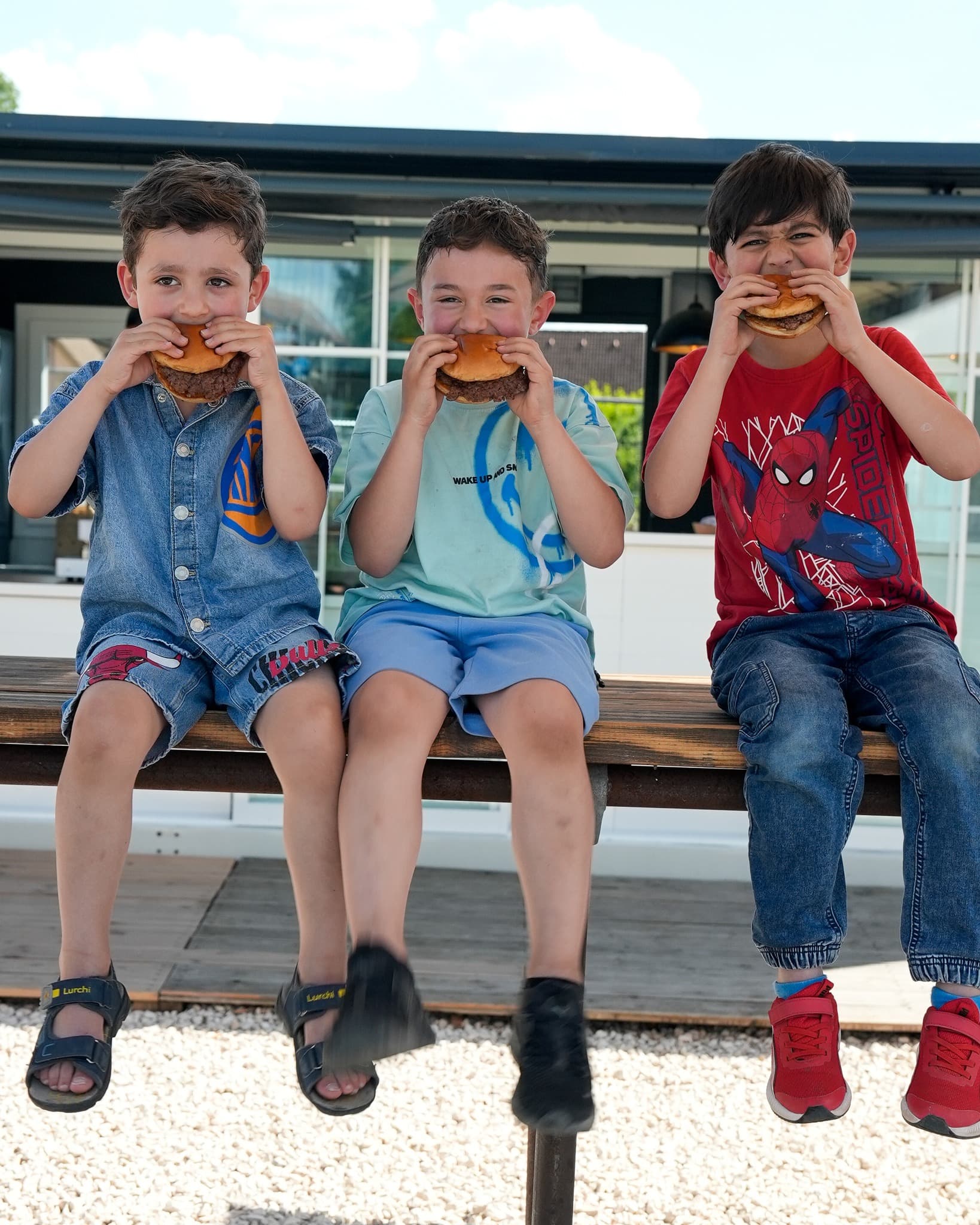 Kinder essen Burger