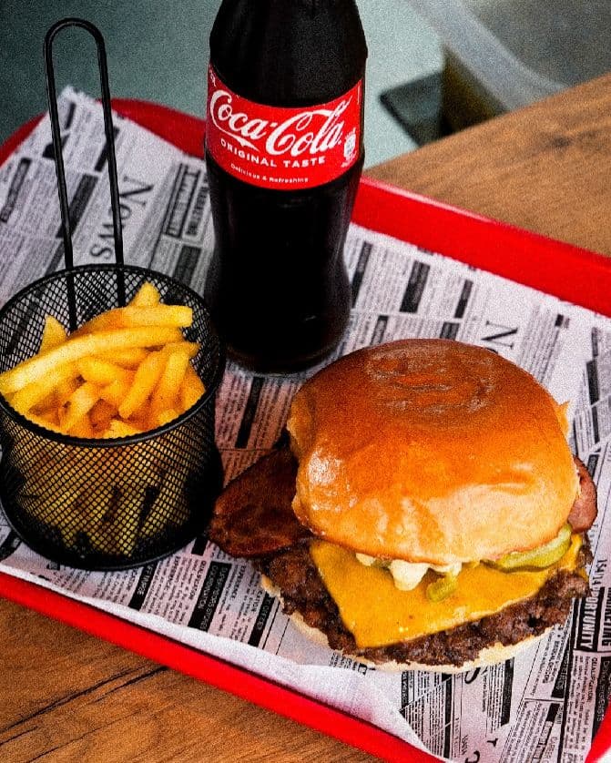 Burger auf Zeitungspapier